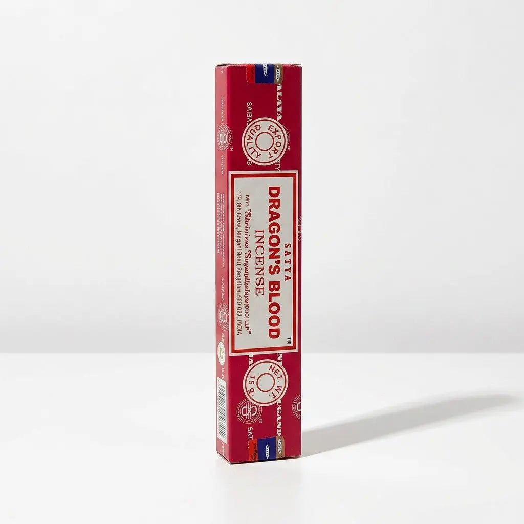 Satya Dragon's Blood Räucherstäbchen – Packung stehend auf weißem Hintergrund mit weichem Schatten