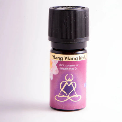 Ätherisches Öl Ylang Ylang, Fläschchen aus Braunglas mit schwarzem Schraubdeckel, freigestellt auf Weiß