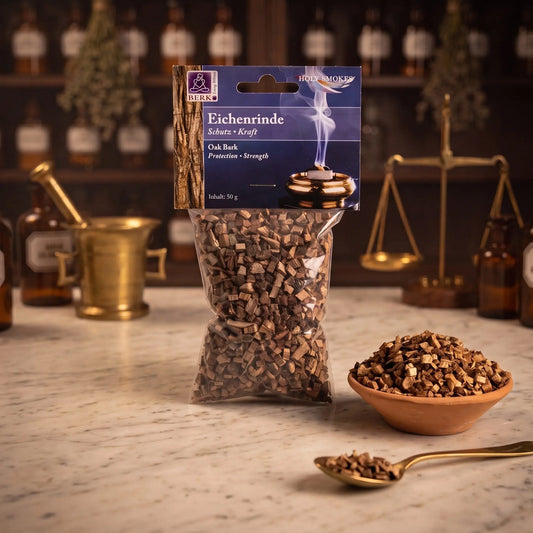 Eichenrinde, sortenreines Räucherwerk von Berk, 50 g: Packung auf der Marmortheke einer alten Apotheke am Abend, daneben eine Terracottaschale mit geschnittener Eichenrinde und ein Messinglöffel – Spirit of Gaia