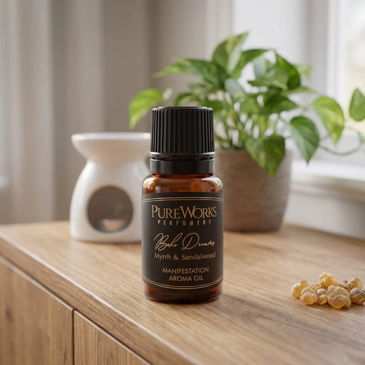 Aromaöl Boho Dreams (Myrrhe & Sandelholz): Fläschchen auf einem Holz-Sideboard im Wohnzimmer, im Hintergrund eine weiße Duftlampe, daneben etwas Myrrheharz