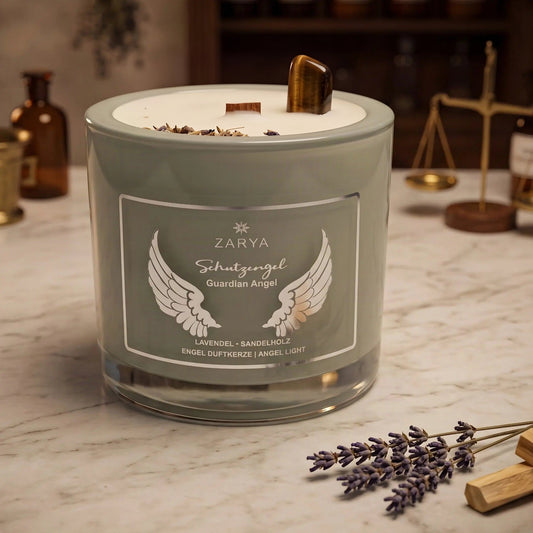 Engelkerze Schutzengel von Zarya: salbeigrünes Glas mit weißem Aufdruck auf der Marmortheke einer alten Apotheke am Abend, auf dem Wachs ein Tigerauge, daneben getrockneter Lavendel und ein Stück Sandelholz – Spirit of Gaia