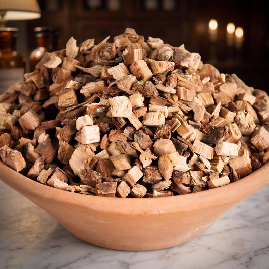Eichenrinde, sortenreines Räucherwerk von Berk, 50 g: Nahaufnahme der Terracottaschale mit kleinen gewürfelten Eichenrindenstücken vor der warmen, unscharfen Abendapotheke – Spirit of Gaia