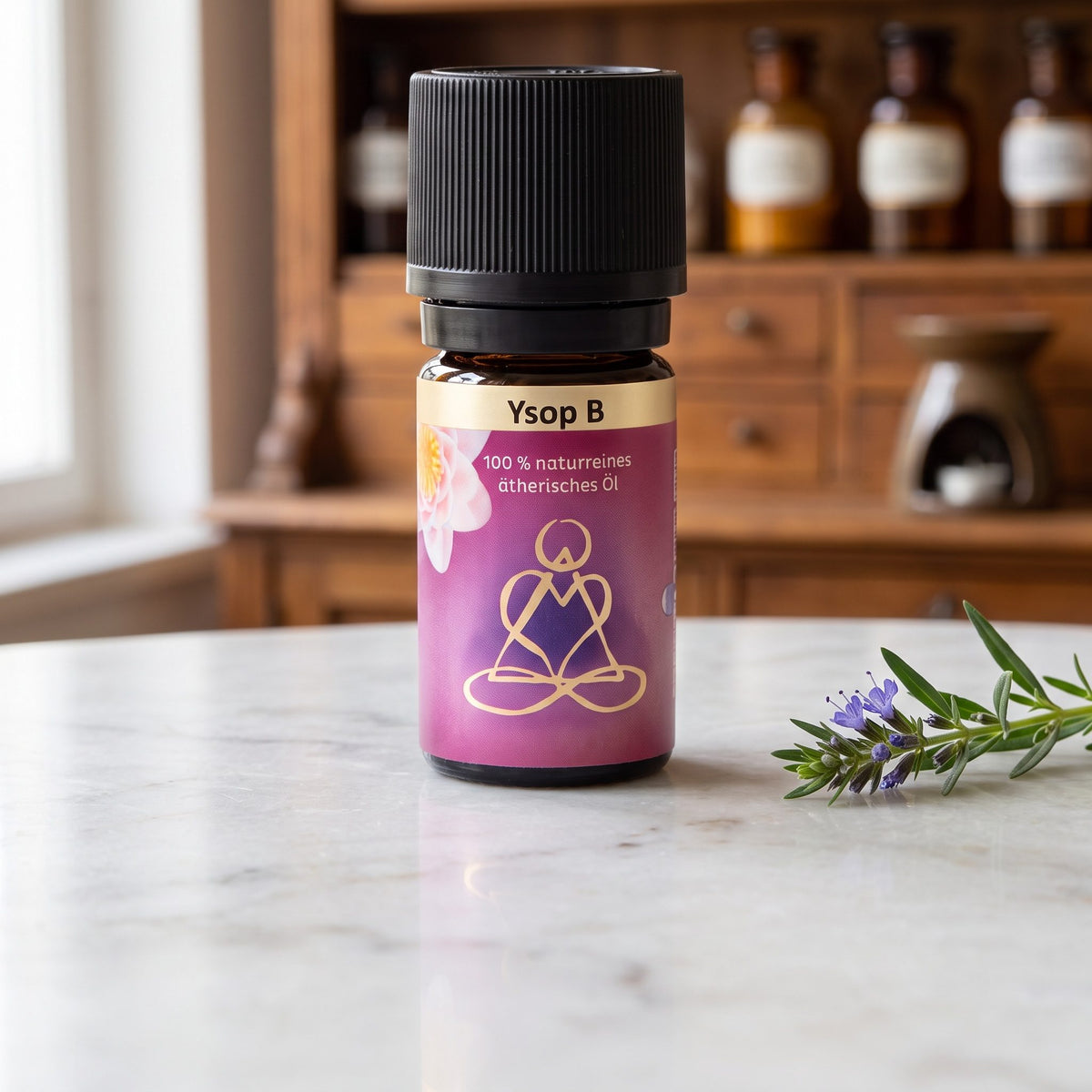 Ätherisches Öl Ysop: Fläschchen aus Braunglas auf Marmortheke vor Apothekerschrank, daneben ein Ysopzweig – Spirit of Gaia