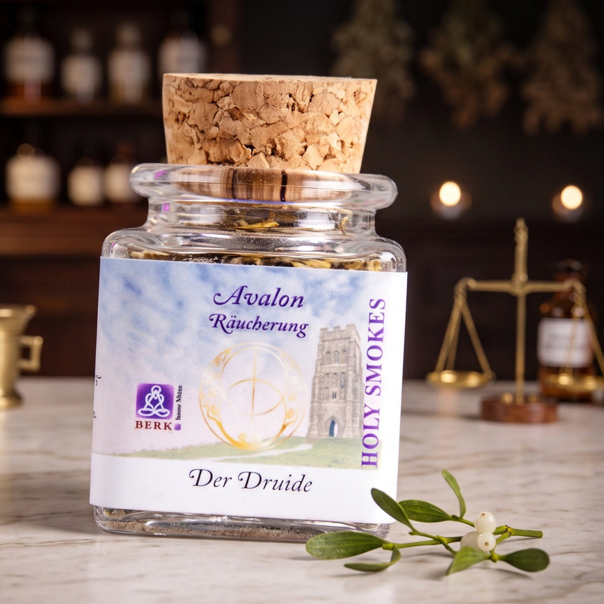 Der Druide, Avalon-Räuchermischung von Berk, 50 ml im Korkglas: Korkglas auf der Marmortheke einer alten Apotheke am Abend, daneben ein kleiner Mistelzweig – Spirit of Gaia