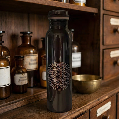 Antik-dunkle Kupfer-Trinkflasche Blume des Lebens aus seitlichem Blickwinkel im Apothekerregal