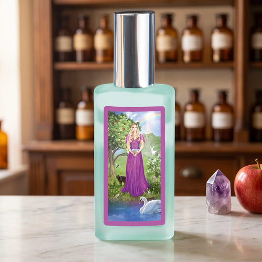 SeelenTor Avalon Essenz: Sprühflakon aus satiniertem Glas mit Bildetikett auf Marmortheke vor Apothekerschrank, daneben ein Amethyst – Spirit of Gaia