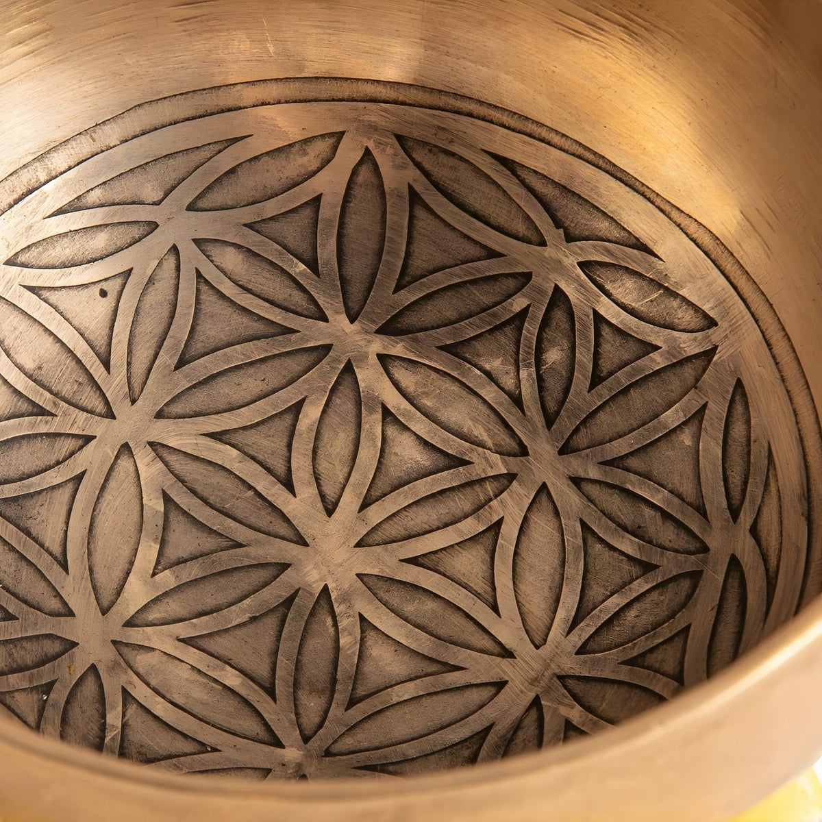 Nahaufnahme der Innenseite der Klangschale mit der eingravierten Blume des Lebens auf dem Schalenboden