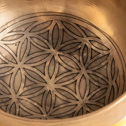 Nahaufnahme der Innenseite der Klangschale mit der eingravierten Blume des Lebens auf dem Schalenboden