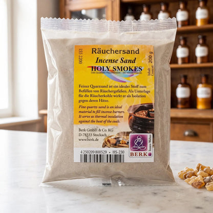 Räuchersand 200 g auf einer Marmortheke vor einem Apothekerschrank – Spirit of Gaia