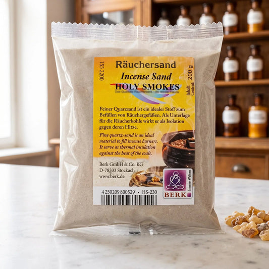 Räuchersand 200 g auf einer Marmortheke vor einem Apothekerschrank – Spirit of Gaia