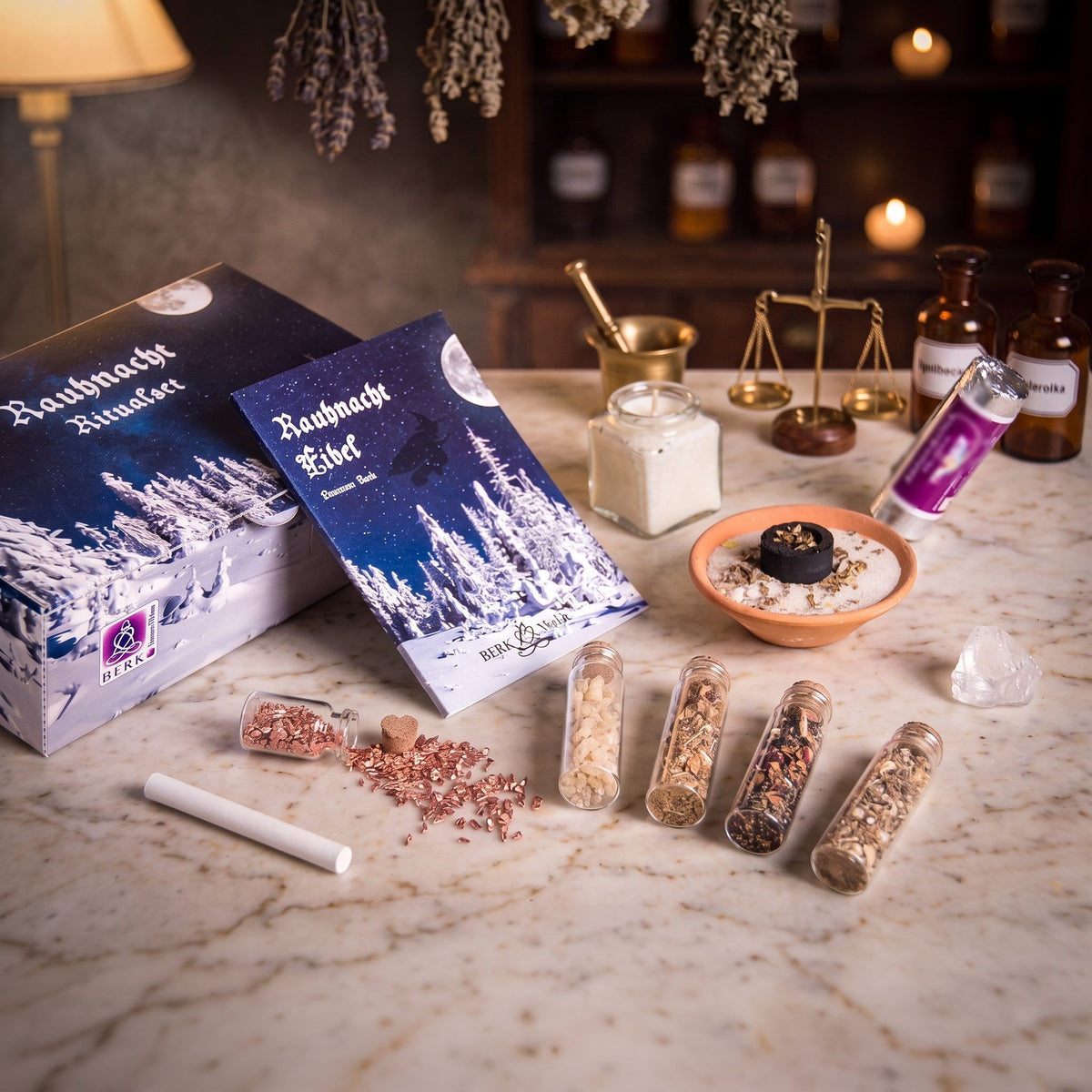 Rauhnacht Ritualset von Berk, Inhalt: Geschenkbox, Rauhnachtfibel, Wacholderkerze im Glas, vier Räucherungen in Glasröhrchen, Kupferkügelchen, Kreide, Bergkristall, Tongefäß mit Sand und Kohletabletten – Spirit of Gaia