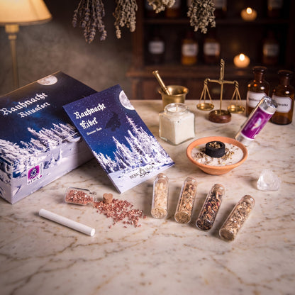 Rauhnacht Ritualset von Berk, Inhalt: Geschenkbox, Rauhnachtfibel, Wacholderkerze im Glas, vier Räucherungen in Glasröhrchen, Kupferkügelchen, Kreide, Bergkristall, Tongefäß mit Sand und Kohletabletten – Spirit of Gaia