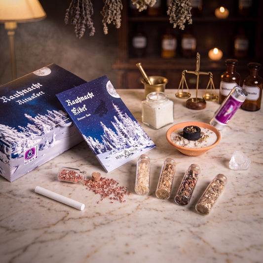 Rauhnacht Ritualset von Berk, Inhalt: Geschenkbox, Rauhnachtfibel, Wacholderkerze im Glas, vier Räucherungen in Glasröhrchen, Kupferkügelchen, Kreide, Bergkristall, Tongefäß mit Sand und Kohletabletten – Spirit of Gaia