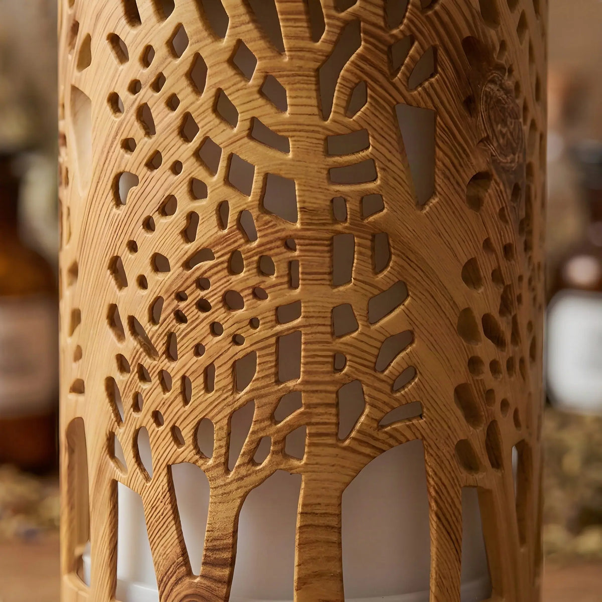 Nahaufnahme des ausgeschnittenen Baum-Motivs am Aroma Diffuser Zen Forest
