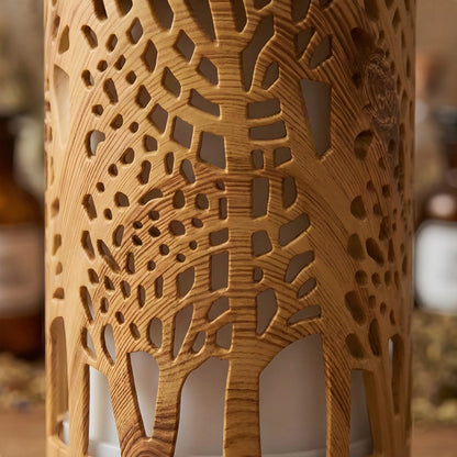 Nahaufnahme des ausgeschnittenen Baum-Motivs am Aroma Diffuser Zen Forest