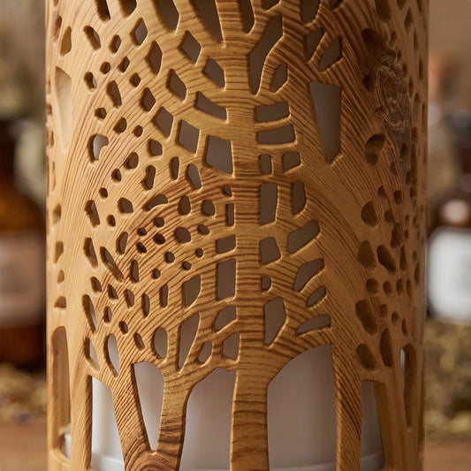 Nahaufnahme des ausgeschnittenen Baum-Motivs am Aroma Diffuser Zen Forest