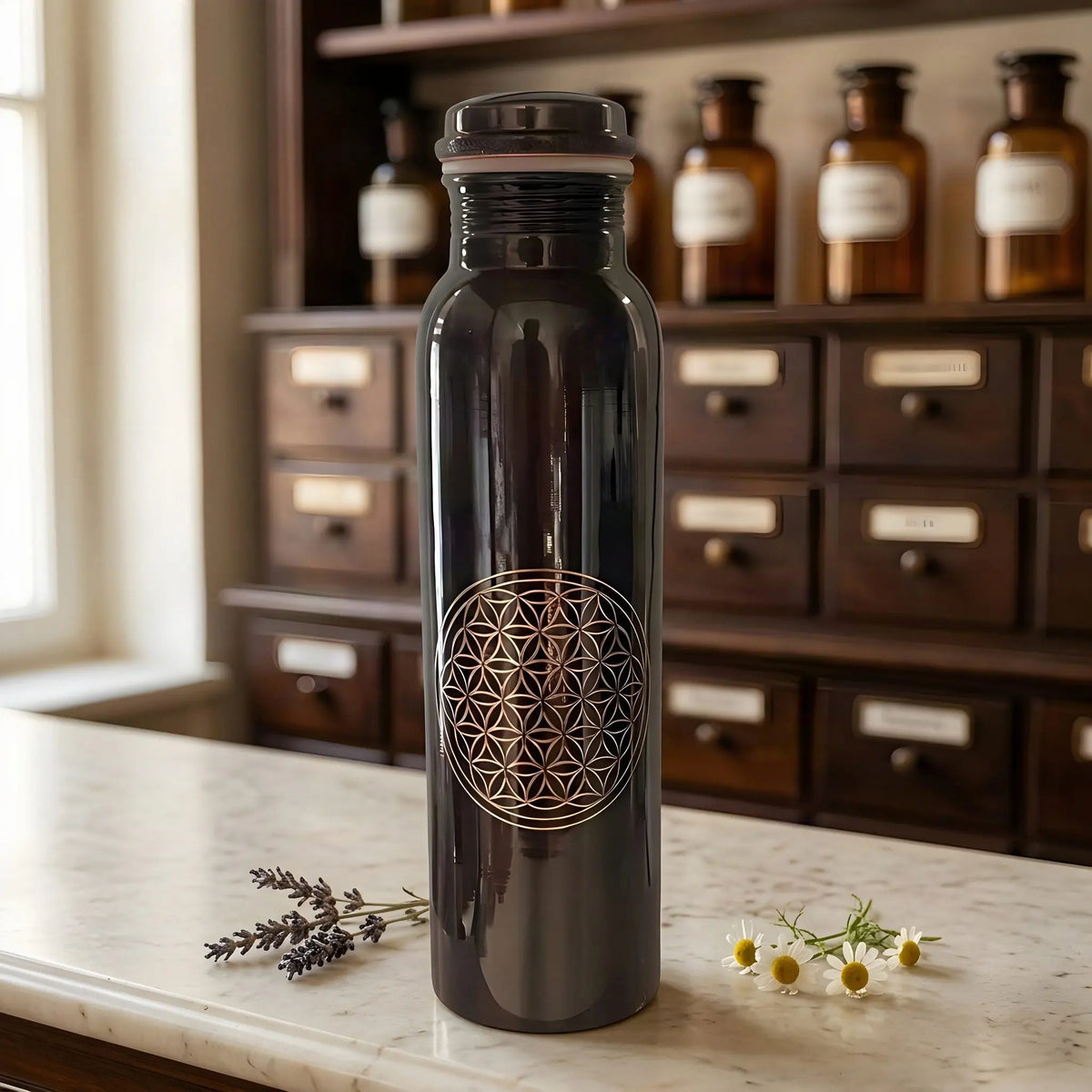 Antik-dunkle Kupfer-Trinkflasche mit gravierter Blume des Lebens auf Marmortheke vor Apothekerschrank – Spirit of Gaia