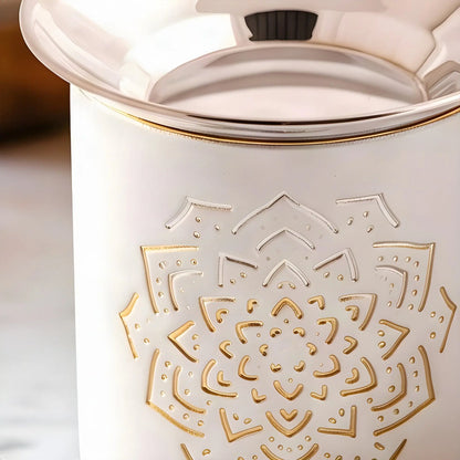 Weißes Räucherstövchen aus Eisen mit erhabenem Mandala und flacher Edelstahlschale – Detailaufnahme