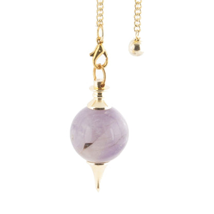 Amethyst-Kugelpendel mit goldfarbener Kette, Karabiner und kleiner Endkugel, freigestellt auf weißem Grund