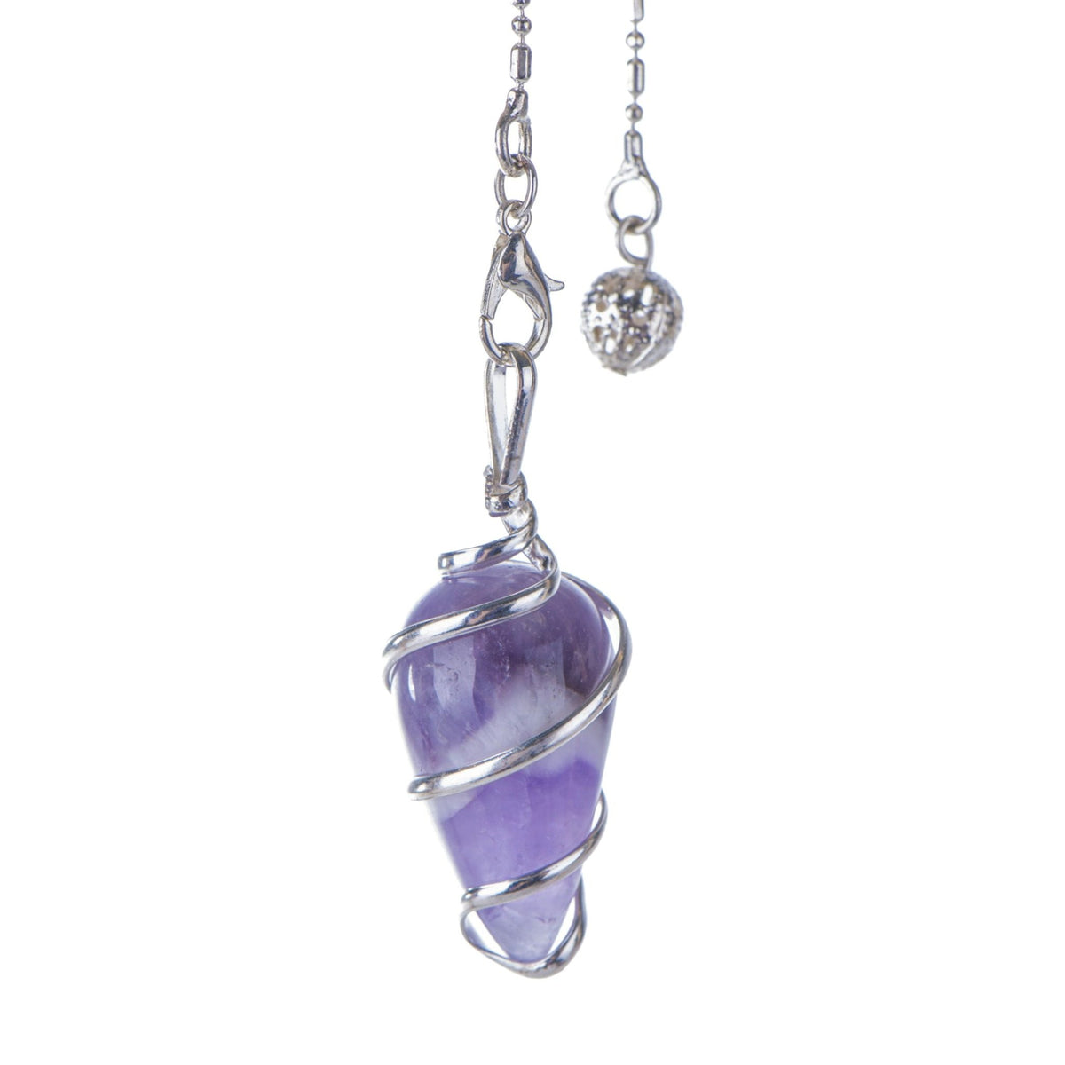 Amethyst-Spiralpendel mit silberfarbener Kette, freigestellt auf weißem Grund