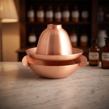 Aromalampe Cuprein aus Kupfer auf der Marmortheke einer Apotheke am Abend