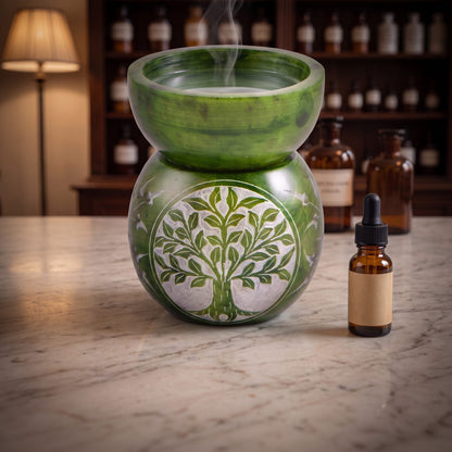 Aromalampe Yggdrasil mit Wasser in der Schale, feinem Dampf und einem Tropfenfläschchen daneben