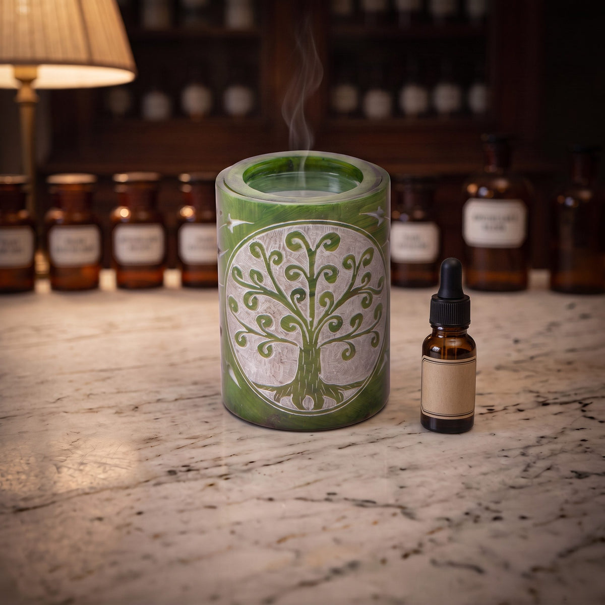 Aromalampe Zylinder Yggdrasil mit Wasser in der Schale, feinem Dampf und einem Tropfenfläschchen daneben