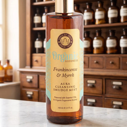 Etikett des Aura Reinigungssprays Weihrauch und Myrrhe aus der Nähe: Siegel Song of India, Organic Goodness und Aura Cleansing Smudge Mist