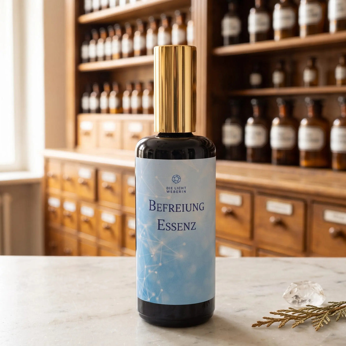 Aura Spray Befreiung der Lichtweberin: Flasche aus Violettglas mit goldener Überkappe auf einer Marmortheke vor einem Apothekerschrank