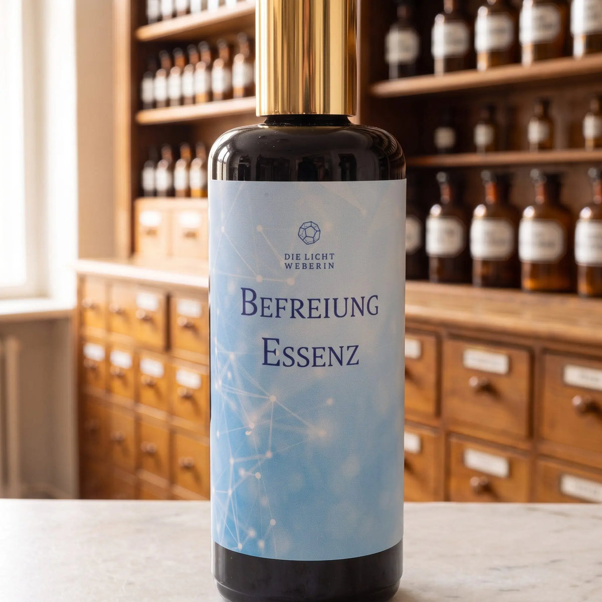 Etikett des Aura Sprays Befreiung aus der Nähe: Dodekaeder-Zeichen, Schriftzug Die Lichtweberin, hellblaues Liniennetz