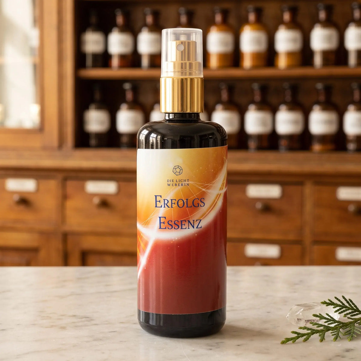 Aura Spray Erfolg der Lichtweberin: Flasche aus Violettglas mit goldener Pumpe auf einer Marmortheke vor einem Apothekerschrank