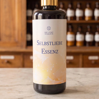 Etikett des Aura Sprays Selbstliebe aus der Nähe: Dodekaeder-Zeichen, Schriftzug Die Lichtweberin, zartes Apricot