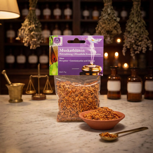 Muskatblüten (Macis), sortenreines Räucherwerk von Berk, 25 g: Packung auf der Marmortheke einer alten Apotheke am Abend, daneben eine Terracottaschale mit Macis und ein Messinglöffel – Spirit of Gaia