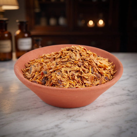 Muskatblüten (Macis), sortenreines Räucherwerk von Berk, 25 g: Nahaufnahme der Terracottaschale mit orangefarbenen Macisflocken vor der warmen, unscharfen Abendapotheke – Spirit of Gaia