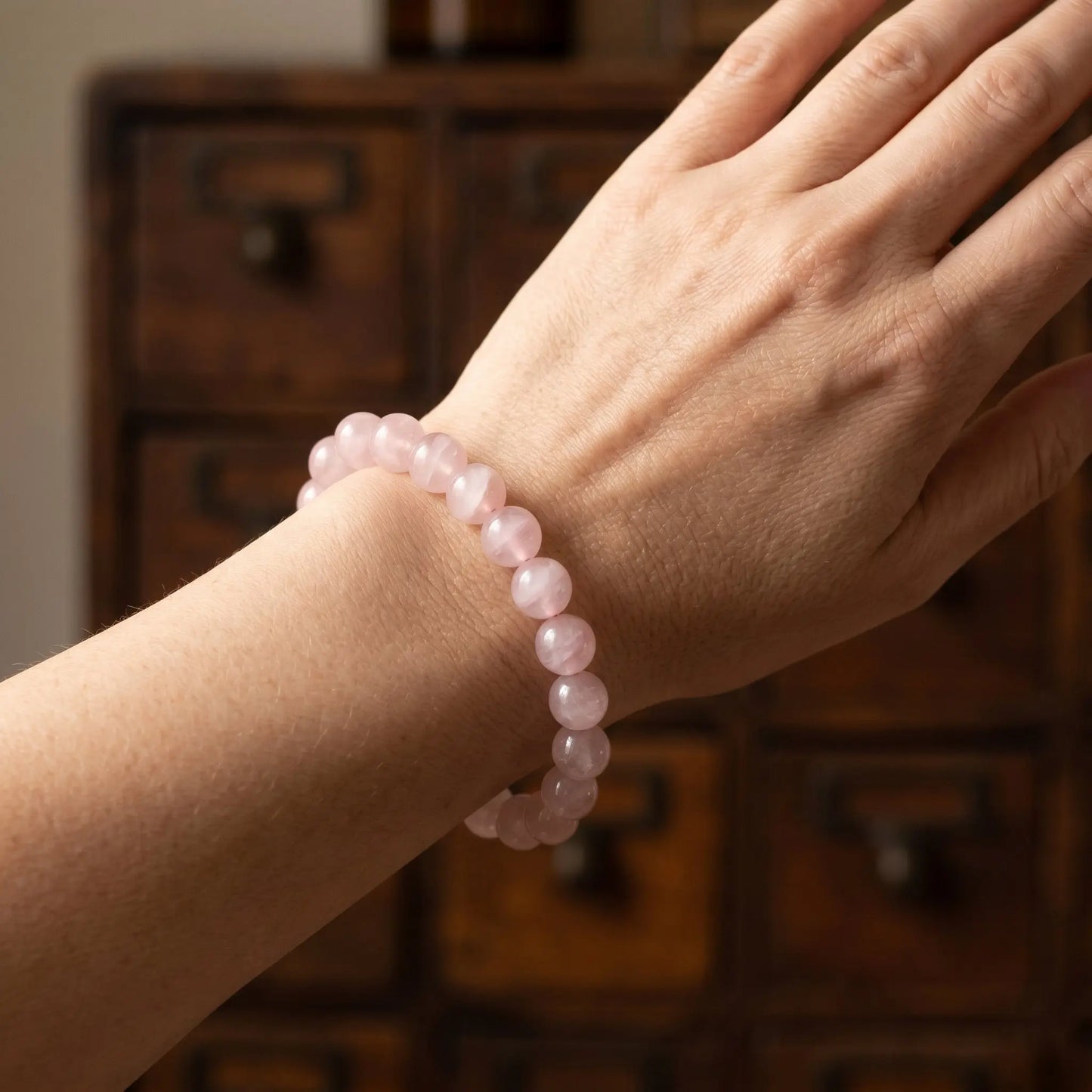 Rosenquarz Armband am Handgelenk getragen – natürliche Trageansicht