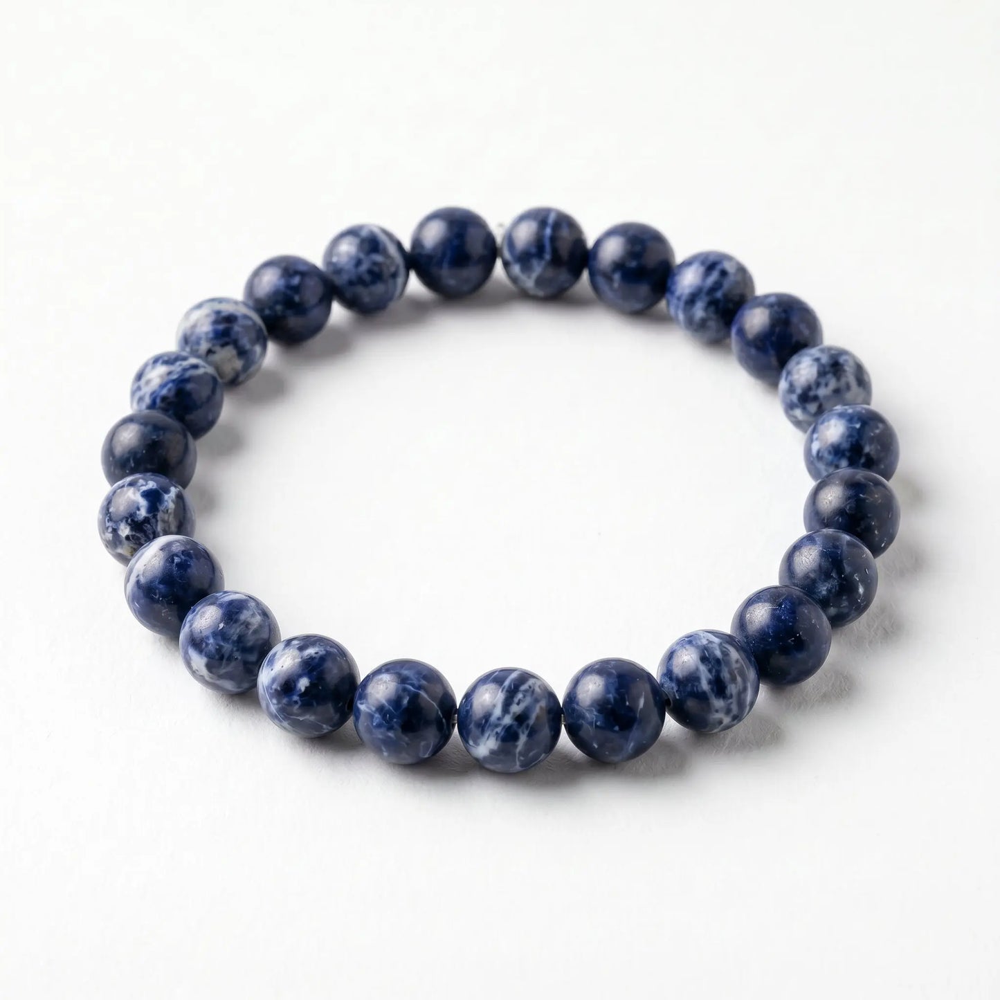 Sodalith Armband freigestellt auf Weiß – 8 mm Edelstein-Kugelarmband von Spirit of Gaia