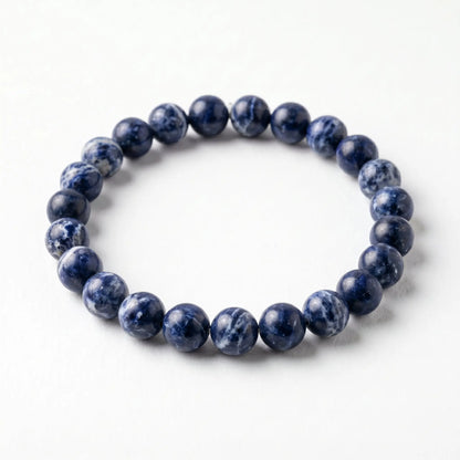 Sodalith Armband freigestellt auf Weiß – 8 mm Edelstein-Kugelarmband von Spirit of Gaia