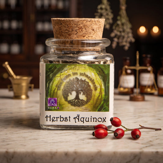 Herbst-Äquinox – Mabon, Jahreskreisfeste-Räuchermischung von Berk, 50 ml im Korkglas: Korkglas auf der Marmortheke einer alten Apotheke am Abend, daneben ein Zweig mit Hagebutten – Spirit of Gaia