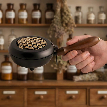Hand hält das Räuchergefäß am Holzgriff, die Schale misst 11,5 Zentimeter im Durchmesser