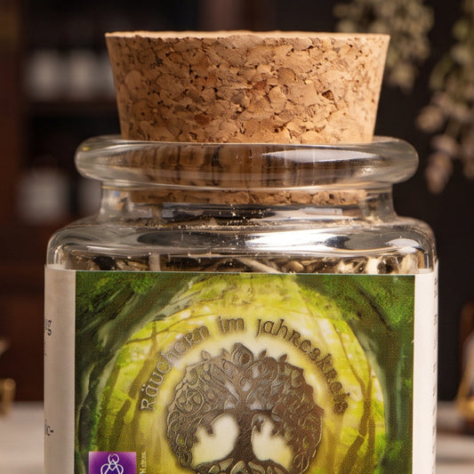 Herbst-Äquinox – Mabon, Jahreskreisfeste-Räuchermischung von Berk, 50 ml im Korkglas: Nahaufnahme von Korken, Glashals und Etikett mit dem Lebensbaum-Motiv vor der warmen, unscharfen Abendapotheke – Spirit of Gaia