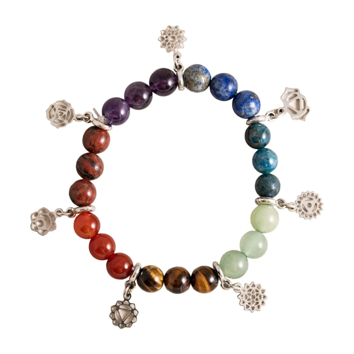 Chakra-Armband mit sieben Steinsorten und sieben Chakra-Anhängern, freigestellt auf weißem Grund