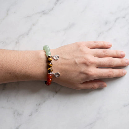 Das Chakra-Armband am Handgelenk: Aventurin, Tigerauge und roter Onyx mit zwei Anhängern