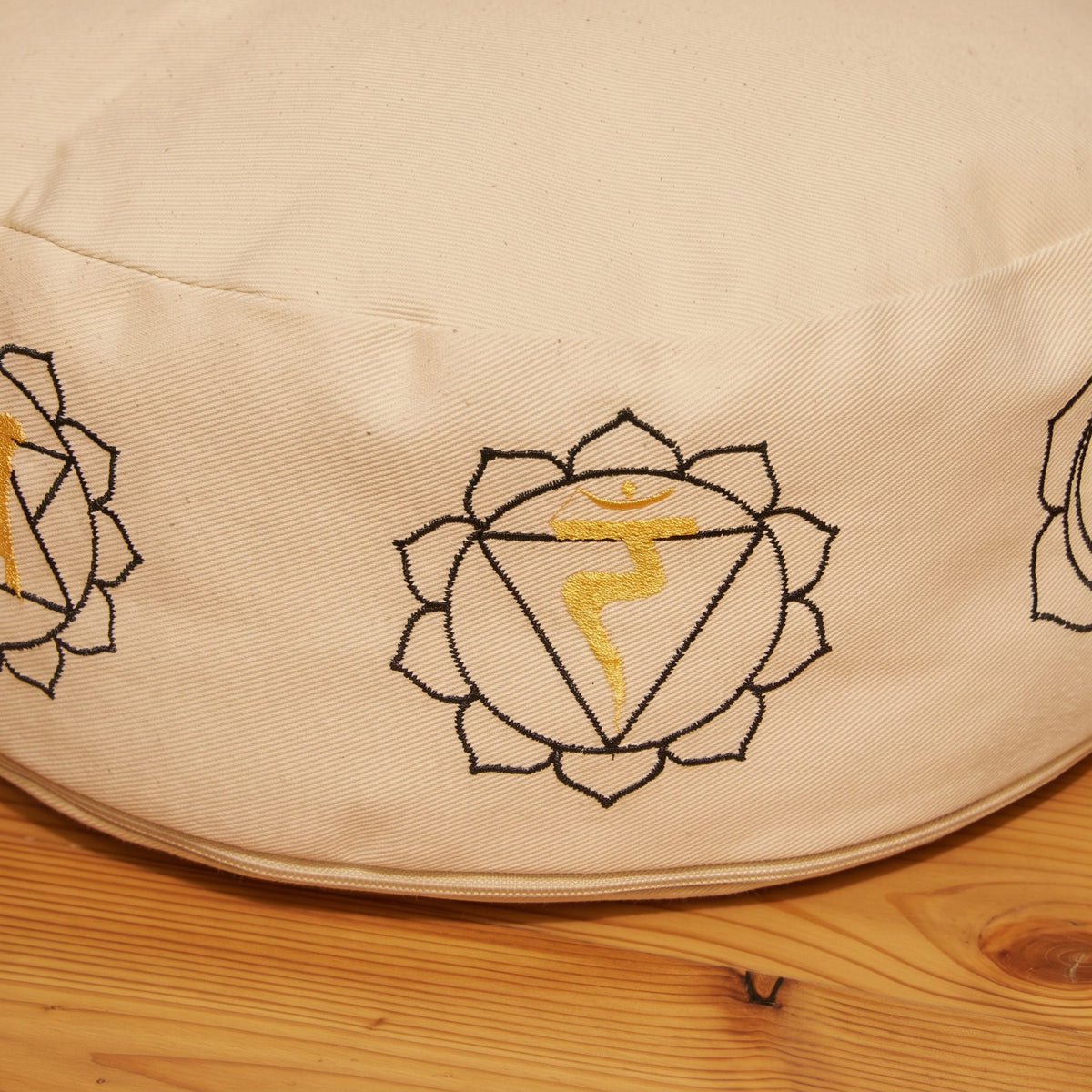 7-Chakra Meditationskissen, naturweiß, Ø 30 cm, Höhe 15 cm, Buchweizenfüllung: Nahaufnahme der gestickten Chakra-Symbole am Rand des Baumwollbezugs – Spirit of Gaia