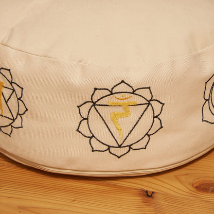 7-Chakra Meditationskissen, naturweiß, Ø 30 cm, Höhe 15 cm, Buchweizenfüllung: Nahaufnahme der gestickten Chakra-Symbole am Rand des Baumwollbezugs – Spirit of Gaia
