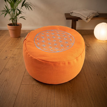 Meditationskissen Blume des Lebens, orange, Ø 30 cm, Höhe 15 cm, Buchweizenfüllung: auf dem Holzboden eines ruhigen Meditationsraums am Abend – Spirit of Gaia