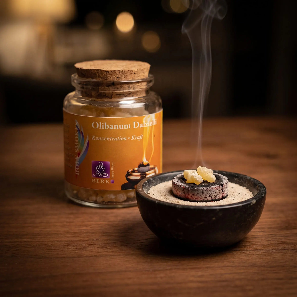 Olibanum Dalzielli, reiner Weihrauch von Berk, 60 ml im Korkglas: zwei Weihrauchtränen glimmen auf der Räucherkohle, dahinter das Korkglas, feiner Rauch steigt auf einer dunklen Holzplatte am Abend auf – Spirit of Gaia
