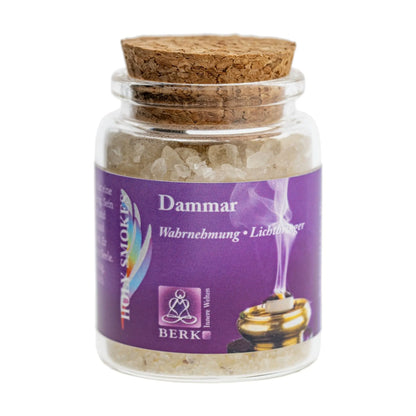 Dammar weiß, reines Räucherharz von Berk, 60 ml im Korkglas: Korkglas mit violettem Etikett, freigestellt auf Weiß