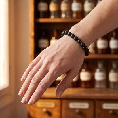 Schwarzer Turmalin Armband am Handgelenk getragen