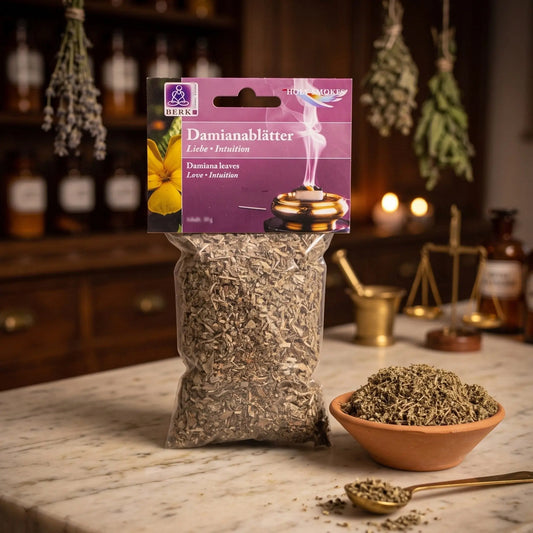 Damianablätter, sortenreines Räucherwerk von Berk, 20 g: Packung auf der Marmortheke einer alten Apotheke am Abend, daneben eine Terracottaschale mit fein zerriebenen Damianablättern und ein Messinglöffel – Spirit of Gaia