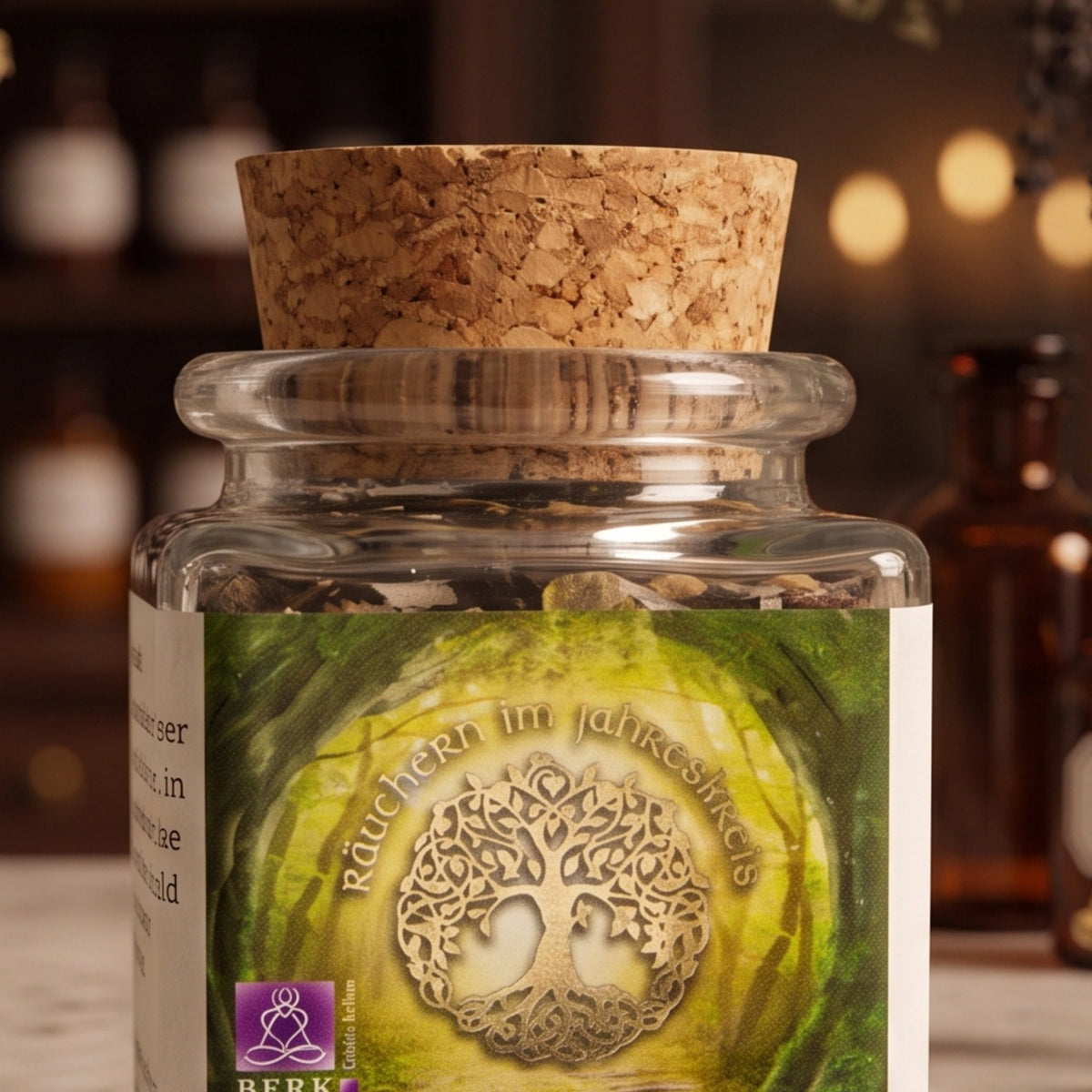 Samhain, Jahreskreisfeste-Räuchermischung von Berk, 50 ml im Korkglas: Nahaufnahme von Korken, Glashals und Etikett mit dem Lebensbaum-Motiv vor der warmen, unscharfen Abendapotheke – Spirit of Gaia